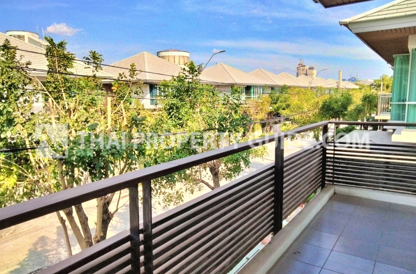 House with Shared Pool in Srinakarin 
